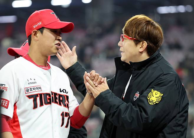 KIA 임기영(왼쪽)이 지난 3월26일 광주 롯데전에서 이닝을 마치고 내려오자 선발 양현종이 맞이하고 있다. 연합뉴스