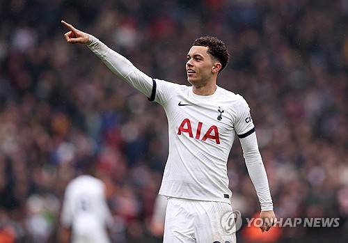 루턴 타운전에서 특급 조커로 활약한 존슨의 뒤에는 손흥민이 있었다. 손흥민은 경기에 앞서 존슨에게 존슨이 경기를 바꿀 수 있다며 용기를 불어넣었고, 후반전 시작과 동시에 교체 투입된 존슨은 손흥민의 결승골을 도운 걸 비롯해 맹활약을 펼치며 손흥민에게 보답했다. 자신이 할 수 있는 일을 하면서 가치를 증명하고 있는 존슨이다. 그런 존스의 뒤에는 든든한 주장 손흥민의 지원이 있다. 사진 연합뉴스