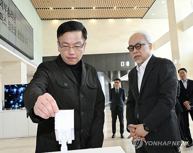 최주선 삼성디스플레이 대표와 대화하는 최상목 부총리 (서울=연합뉴스) 최상목 부총리 겸 기획재정부 장관이 지난 22일 첨단산업 클러스터 현장방문 일환으로 충남 아산 소재 삼성디스플레이 아산2 캠퍼스를 방문, 홍보관에서 최주선 대표와 대화를 나누고 있다. 2024.3.24 [기획재정부 제공. 재판매 및 DB 금지] photo@yna.co.kr