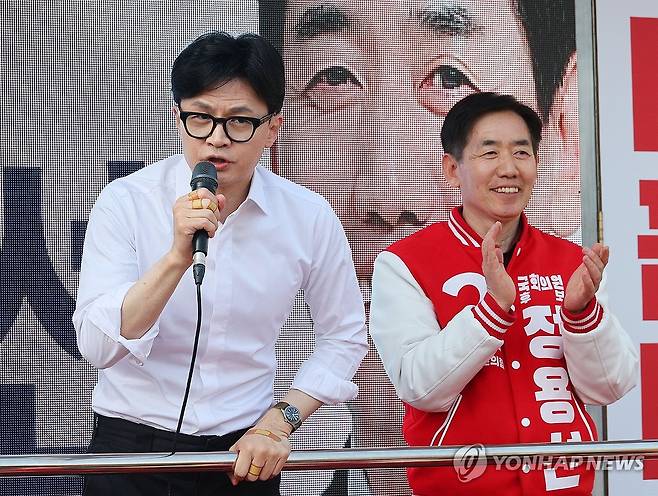 충남 당진 지원유세 나선 한동훈 비대위원장 (당진=연합뉴스) 한종찬 기자 = 국민의힘 한동훈 비상대책위원장 겸 총괄 선거대책위원장이 2일 충남 당진전통시장 앞에서 정용선(충남 당진시) 후보에 대한 지지를 호소하고 있다. 2024.4.2 saba@yna.co.kr