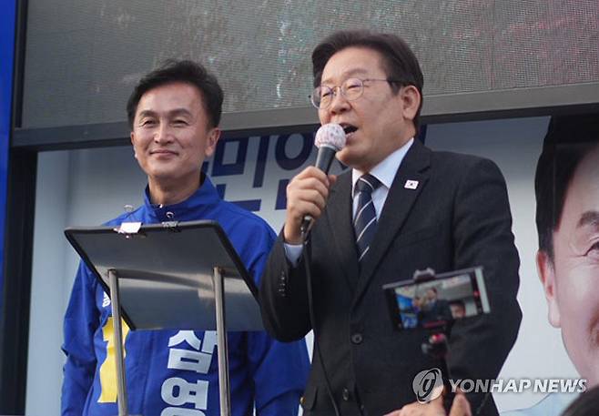 이재명 대표, 류삼영 후보 지원유세 (서울=연합뉴스) 더불어민주당 이재명 대표가 2일 서울 동작구 남성역 인근에서 류삼영(동작을) 후보 지원 유세를 하고 있다. 2024.4.2 [류삼영 후보 선거캠프 제공. 재판매 및 DB금지] uwg806@yna.co.kr