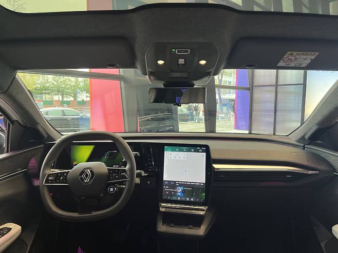 '세닉 E-TECH 실내' 사진=이상진