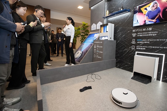 3일 서울 서초구 삼성 서초사옥에서 열린 삼성전자 비스포크 AI 미디어데이에서 참가자들이 로봇청소기를 체험해보고 있다./사진=삼성전자 제공