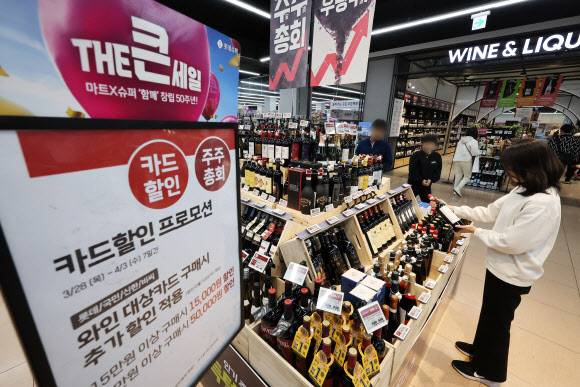 지난달 말 한 대형마트에서 주류 할인행사를 안내하고 있다. 한국건강증진개발원에 따르면 이같은 안내 전단물 자체가 주류광고 준수사항에 따라 제재를 받을 수 있다.(사진=연합뉴스)