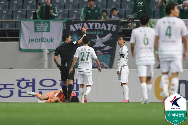 김진수(전북)가 퇴장당하고 있다. 사진=한국프로축구연맹