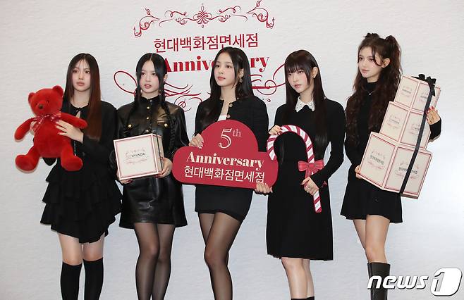 뉴진스 혜인(왼쪽부터)과 하니, 민지, 해린, 다니엘이 6일 서울 영등포구 여의도 더현대백화점면세점에서 열린 5주년 기념행사에서 포즈를 취하고 있다. 2023.11.6/뉴스1 ⓒ News1 권현진 기자