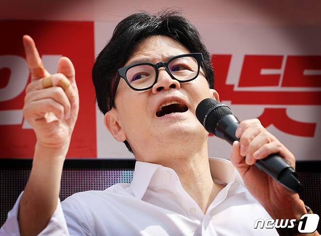 한동훈 국민의힘 총괄선거대책위원장이 충청남도 천안시에서 열린 '국민의힘으로 천안살리기' 성성호수공원 지원유세에서 지지를 호소하고 있다. (공동취재) 2024.4.2/뉴스1 ⓒ News1 ,송원영 기자