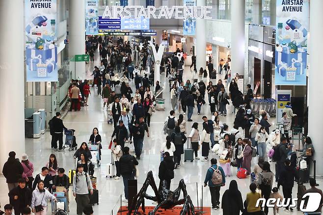 설 연휴 마지막 날인 12일 오전 인천국제공항 제1터미널 면세구역이 해외로 떠나는 여행객들로 붐비고 있다. 2024.2.12/뉴스1 ⓒ News1 이광호 기자