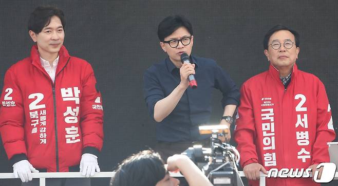 한동훈 국민의힘 총괄선거대책위원장이 1일 오후 부산 북구 덕천 젊음의거리에서 열린 '국민의힘으로 북구살리기' 지원유세에서 서병수 부산 북구갑 후보, 박성훈 부산 북구을 후보와 함께 지지를 호소하고 있다. 2024.4.1/뉴스1 ⓒ News1 임세영 기자