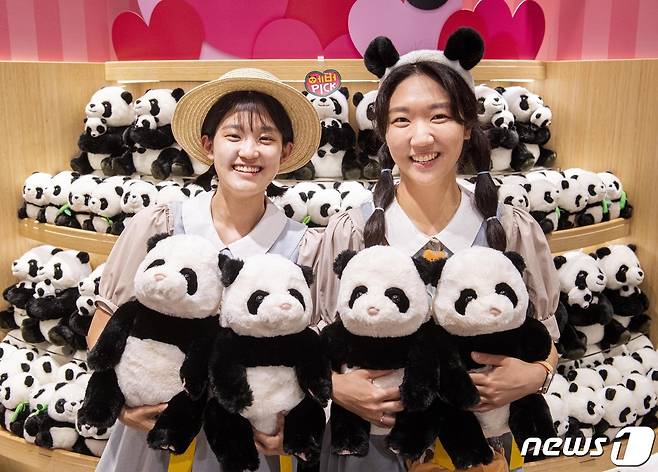 에버랜드는 아기 판다 푸바오에 인기에 판다 관련 상품 판매량도 급증하며 인기를 끌고 있다고 28일 밝혔다.. (에버랜드 제공) 2023.6.28/뉴스1