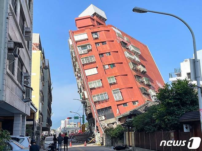 3일(현지시간) 25년래 가장 강력한 규모 7.4 강진이 강타한 대만의 화롄에서 아슬아슬하게 기울어진 건물이 보인다. 2024. 4. 3 ⓒ AFP=뉴스1 ⓒ News1 우동명 기자