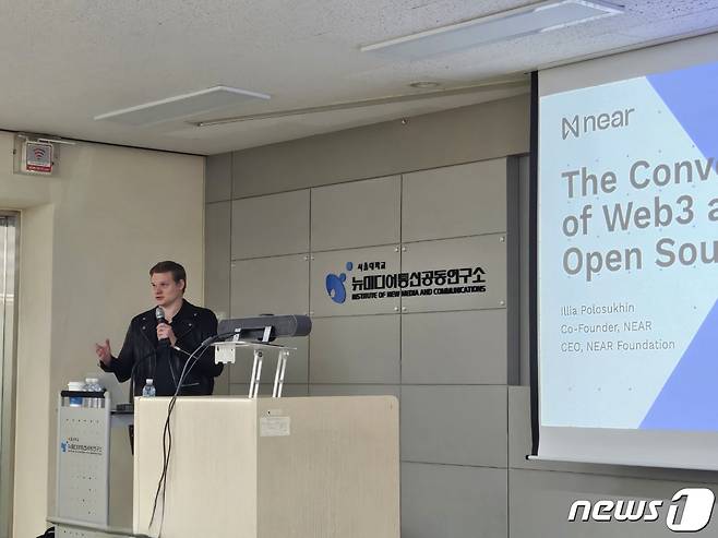일리야 폴로수킨 니어프로토콜 최고경영자(CEO)가 3일 서울대학교 뉴미디어통신공동연구소에서 강연하고 있다.