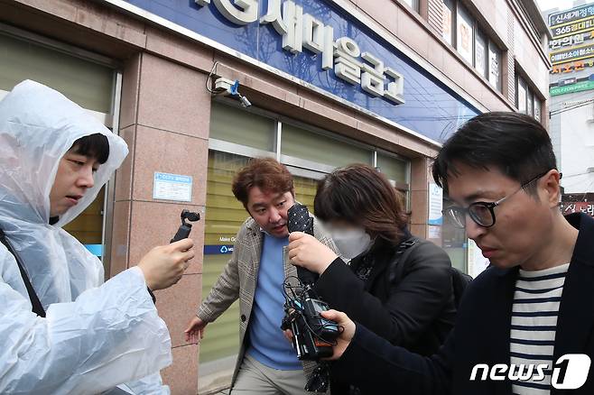 금융감독원 관계자가 3일 오전 양문석 더불어민주당 경기 안산갑 후보 자녀의 '편법 대출' 의혹에 대한 현장 검사를 위해 대구 수성새마을금고 앞에 도착해 취재진의 질문에 묵묵부답한 채 내부로 이동하고 있다. 2024.4.3/뉴스1 ⓒ News1 공정식 기자