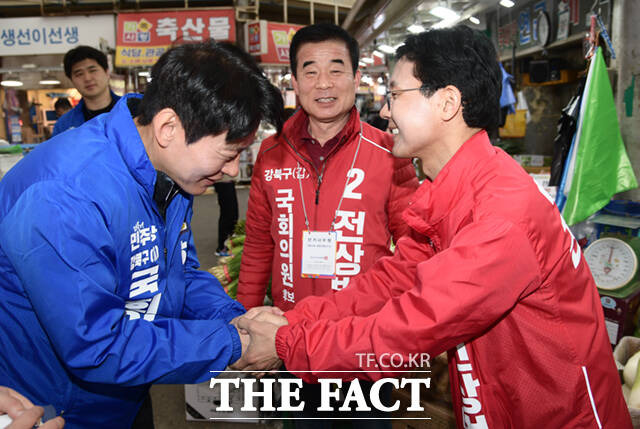 한민수 더불어민주당 강북을 후보(왼쪽)와 전상범 국민의힘 강북갑 후보가 2일 서울 강북구 수유전통시장에서 유세 중 만났다. 시장이 강북구 갑을 지역구를 걸쳐 있어서다. 이들은 ﻿"당적은 다르지만 다 나라를 위해 열심히 일하자고 하는 사람들 아니겠느냐, 끝까지 열심히 하자"며 악수를 나눴다. /이새롬 기자