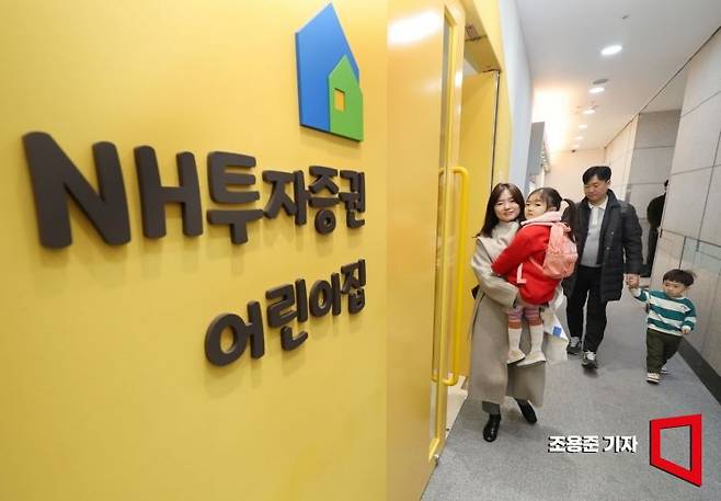 공윤영 결제업무부 대리와 장재영 자산관리전략부 차장이 출근길에 아이를 사내 어린이집에 등원시키고 있다. 사진=조용준 기자 jun21@