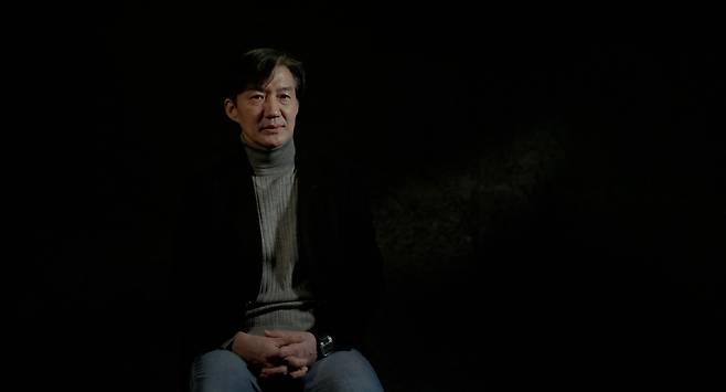 조국 전 장관은 최근 김어준씨가 진행하는 유튜브 방송 ‘다스뵈이다’에 등장해 ‘그대가 조국’ 펀딩과 홍보에 도움을 준 김씨에게 감사의 뜻을 표했다. /엣나인필름