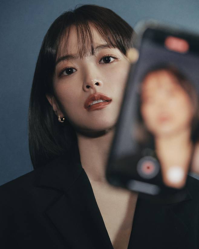 넷플릭스 영화 '스마트폰을 떨어뜨렸을 뿐인데'에서 소셜 미디어를 즐겨 하는 스타트업 회사 마케터 '이나미' 역을 맡은 배우 천우희. /넷플릭스