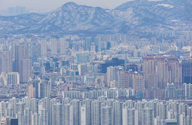 경기도 광주시 남한산성에서 바라본 서울 아파트 단지 모습. /연합뉴스