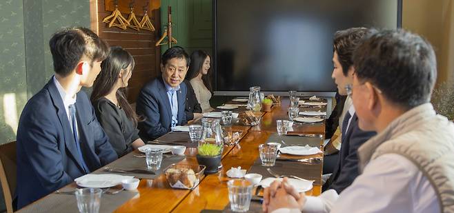 김주현 금융위원회 위원장이 2일 오후 서울 광화문 인근 식당에서 금융위원회 2030 자문단과 함께 '비워채워토크'를 진행하여 금융 관련 청년층의 애로를 청취하고, 이를 개선하기 위한 정책 방안에 대해 소통하는 시간을 가졌다./금융위원회 제공