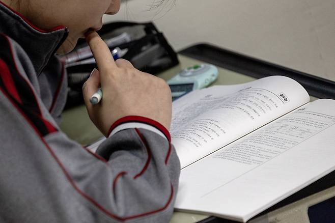 2025학년도 대학수학능력시험(수능) 대비 3월 전국연합학력평가가 시행된 28일 서울 영등포구 영등포여자고등학교에서 수험생들이 시험 준비를 하고 있다. 연합뉴스