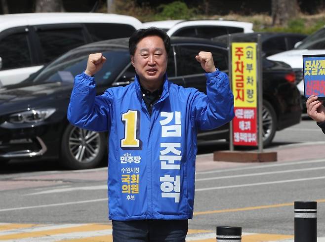제22대 국회의원 선거 경기 수원정에 출마한 김준혁 더불어민주당 후보가 2일 오전 경기 수원시 영통구 삼성1차아파트에서 시민들에게 인사를 하고 있다. 2024.4.2/뉴스1 ⓒ News1 김영운 기자 /사진=뉴스1