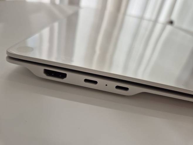 LG 그램 프로 17인치 모델 왼쪽 측면. 사진=구자윤 기자