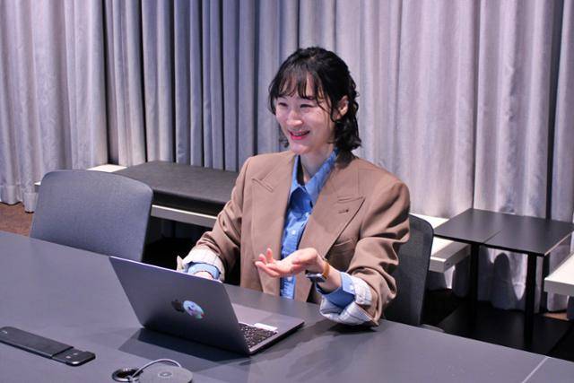 김지현 카카오 디지털아이템팀 팀장이 지난달 26일 경기 성남 카카오아지트에서 인터뷰를 한 후 포즈를 취하고 있다. 카카오 제공