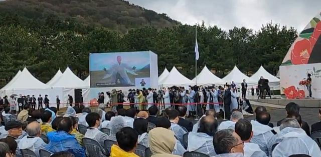3일 오전 제주 제주시 제주4·3평화공원 4·3 희생자 추념식장 화면에 나타난 하얀 한복을 입은 20대 젊은 청년이 나타나 딸인 김옥자 할머니를 부르고 있다. 김영헌 기자