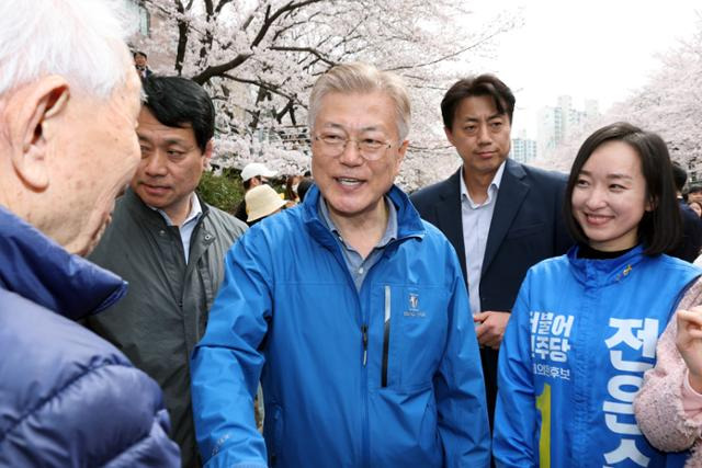 문재인 전 대통령이 2일 오후 울산 남구 삼호동 궁거랑길을 찾아 전은수 민주당 후보와 함께 시민에게 인사하고 있다. 울산=연합뉴스