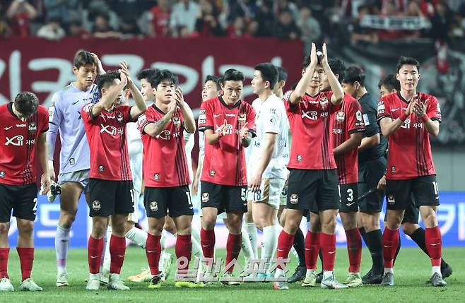 프로축구 '하나원큐 K리그1 2024' 5라운드 FC서울과 김천상무의 경기가 3일 오후 서울 상암동 서울월드컵경기장에서 열렸다. 5대 1로 대승을 거둔 FC서울 선수들이 경기 후 인사하고 있다. 상암=김민규 기자 mgkim1@edaily.co.kr /2024.04.03/