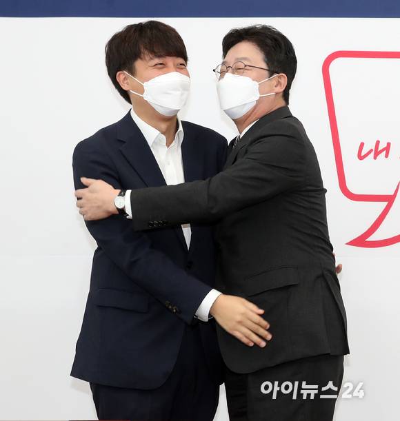 유승민 당시 국민의힘 대선 경선 후보가 지난 2021년 9월17일 오전 서울 여의도 국회에서 이준석 당시 당 대표를 면담하며 이 대표에게 다가가 안아주고 있다.[사진=아이뉴스24DB]