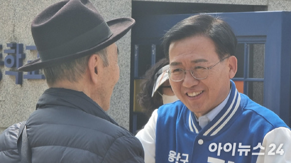 강태웅 더불어민주당 서울 용산 후보가 지난 2일 용산 금양초등학교 앞에서 시민들과 인사하고 있다. [사진=박정민 기자]