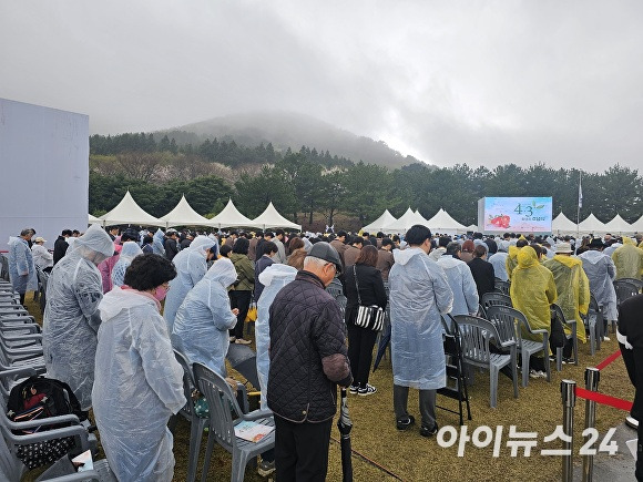 비가 오는 날씨에도, 오전 10시 정각 도 전역에 울리는 사이렌을 시작으로, 추념식장의 1만여 명 도민들은 각자의 자리에서 경건한 마음으로 영령을 추모했다. 76년 전의 비극이 이번 추념식의 슬로건 ‘불어라 4·3의 봄바람, 날아라 평화의 씨’처럼 새롭게 승화되어, 평화의 싹이 온 나라의 구석 구석에 전해기를 빌었다.   [사진=박태진 기자]