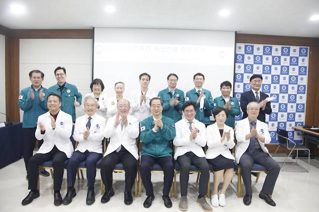 한덕수 국무총리(아랫줄 가운데)가 오늘 제주한라병원 관계자를 만난 모습 (사진, 제주한라병원)