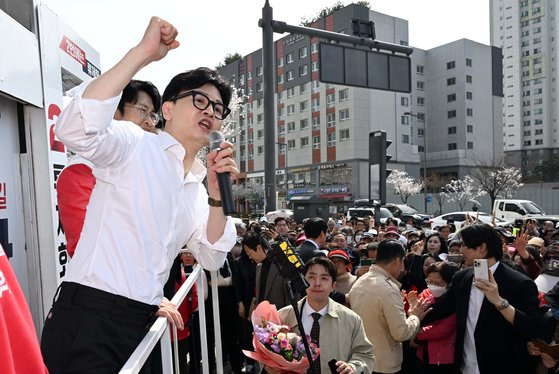 국민의힘 한동훈 비상대책위원장 겸 총괄 선거대책위원장이 2일 세종시 한누리대로 일대에서 류제화(세종시갑) 후보, 이준배(세종시을) 후보의 지지를 호소하고 있다. 연합뉴스