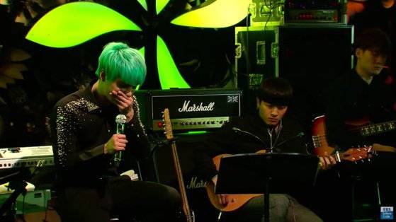 6년만의 음악방송에 출연해 눈물을 보인 김준수. 사진 EBS '스페이스 공감'