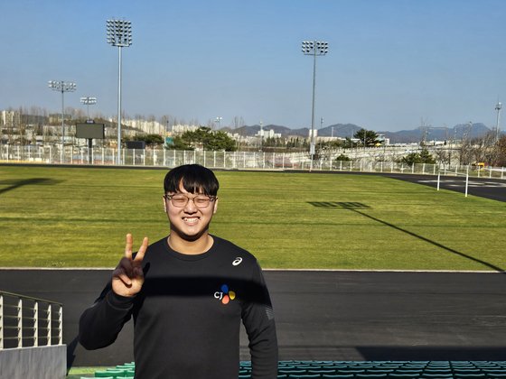 육상 포환던지기 고교생 선수 박시훈이 구미시민운동장에서 훈련을 하고 있다. 박시훈은 초등부와 중등부, 고등부 한국신기록을 차례로 깬 특급 유망주다. 고봉준 기자