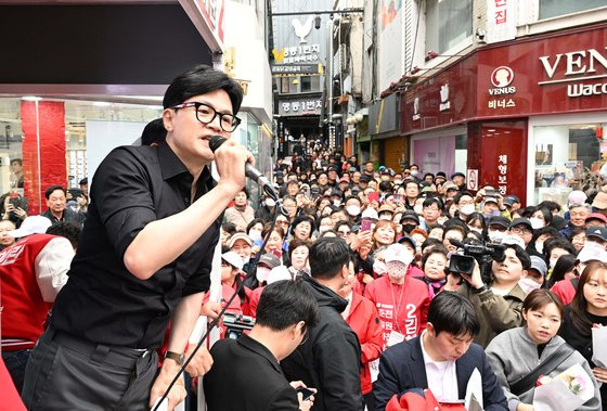 한동훈 국민의힘 비상대책위원장 겸 총괄 선거대책위원장이 3일 강원 춘천 명동에서 열린 김혜란(강원 춘천시철원군화천군양구군갑) 후보, 한기호(강원 춘천시철원군화천군양구군을) 후보의 지원유세에서 지지를 호소하고 있다. 김성룡 기자