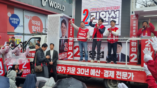 ▲ 국민의힘 한동훈 총괄선거대책위원장이 3일 원주를 찾아 박정하·김완섭 원주 갑·을 후보와 함께 ‘국민의힘으로 원주살리기’ 지원 유세를 펼치며 지지층 결집을 호소했다. 권혜민
