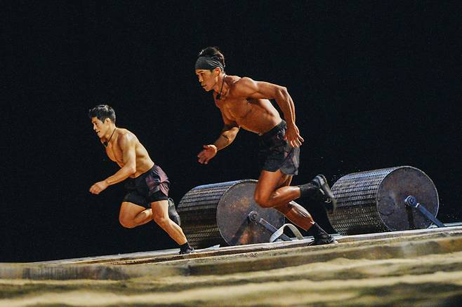 넷플릭스 예능 <피지컬: 100> 시즌2의 우승자 아모띠(오른쪽·본명 김재홍)가 ‘선착순 롤러 레이스’ 퀘스트에서 달리고 있다. 넷플릭스 제공
