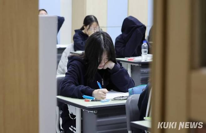 2025학년도 대학수학능력시험(수능) 대비 3월 전국연합학력평가가 시행된 지난달 28일 서울 영등포구 영등포여자고등학교에서 수험생들이 시험 준비를 하고 있다. 사진공동취재단