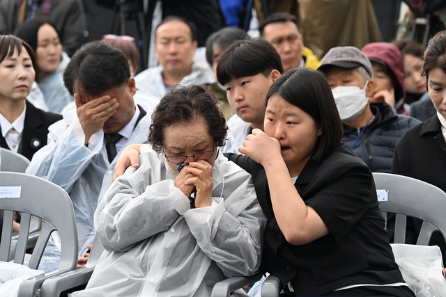 김옥자 할머니가 인공지능(AI) 기술을 활용해 재현한 자신의 아버지 영상을 보고 손녀와 함께 눈물을 흘리고 있다. 연합뉴스