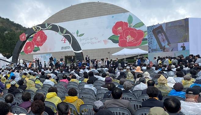 4·3희생자 추념식 화면에서 김옥자 할머니가 AI로 복원된 아버지의 사진을 들고 있다.[송은범 기자]