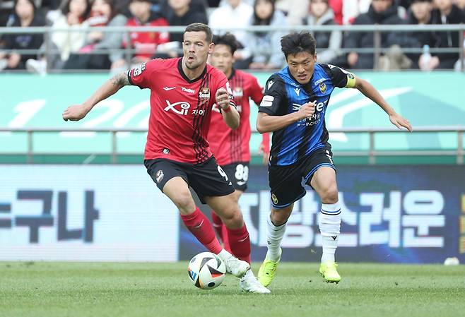 FC 서울 스트라이커 일류첸코(사진 왼쪽). 사진=연합뉴스 제공