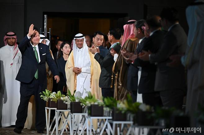 (서울=뉴스1) = 사우디아라비아를 국빈 방문 중인 윤석열 대통령이 22일(현지시간) 리야드 페어몬트 호텔에서 열린 한·사우디 투자포럼에 참석하며 손인사를 하고 있다. (대통령실 제공) 2023.10.23/뉴스1  Copyright (C) 뉴스1. All rights reserved. 무단 전재 및 재배포,  AI학습 이용 금지. /사진=(서울=뉴스1)