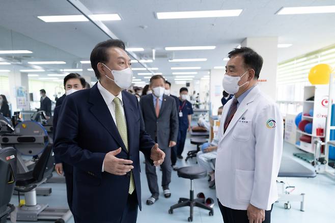 대통령실이 윤석열 대통령과 전공의들의 만남에 대해 "윤 대통령은 집단행동 당사자인 전공의들을 만나 직접 이야기를 듣고 싶어한다"고 말했다. 사진은 윤 대통령(왼쪽)이 지난 2일 지역 2차 의료기관인 충남 공주의료원을 찾아 재활치료실에서 임수흠 원장과 대화하는 모습. /사진=뉴스1(대통령실 제공)