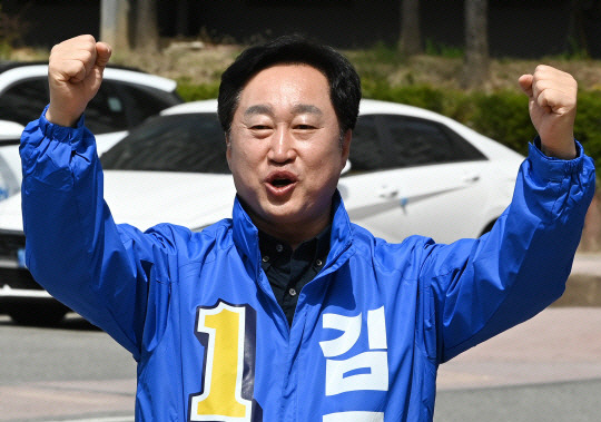 제22대 국회의원 총선거 경기 수원정에 출마한 김준혁 더불어민주당 후보가 2일 경기 수원시 매탄동에서 시민들에게 인사하며 지지를 호소하고 있다. 뉴시스