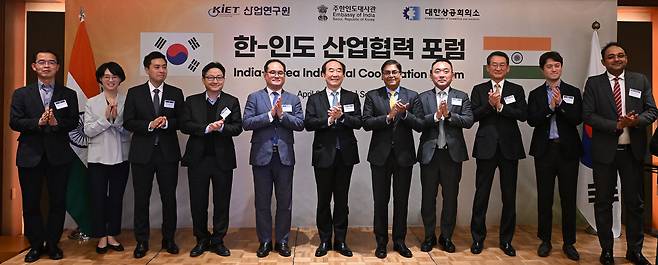 2일 오후 서울 롯데호텔 에메랄드룸에서 열린 한-인도 산업협력 포럼 2024에서 김낙형(사진 오른쪽 두번째부터) 크래프톤 수석프로듀서와 이민석 영원무역 사장이 다른 포럼 참가자들과 기념사진을 촬영하고 있다. 이상섭 기자