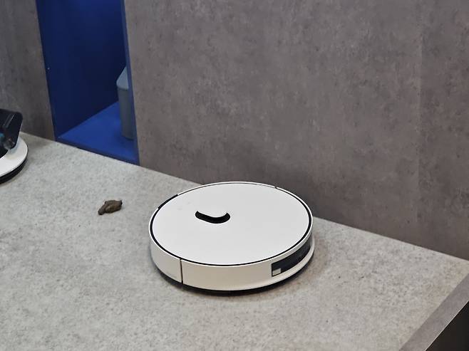 삼성전자가 3일 처음 공개한 ‘비스포크 AI 스팀’ 로봇청소기. 170만개 사무데이터 학습 센서가 개똥 모형을 인식하고 회피하는 모습. 김민지 기자