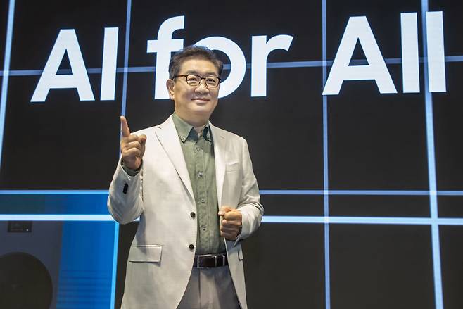 한종희 삼성전자 부회장이 3일 서울 서초구 삼성전자 서초사옥에서 열린 비스포크 AI 미디어데이에서 연설을 하고 있다. [삼성전자 제공]